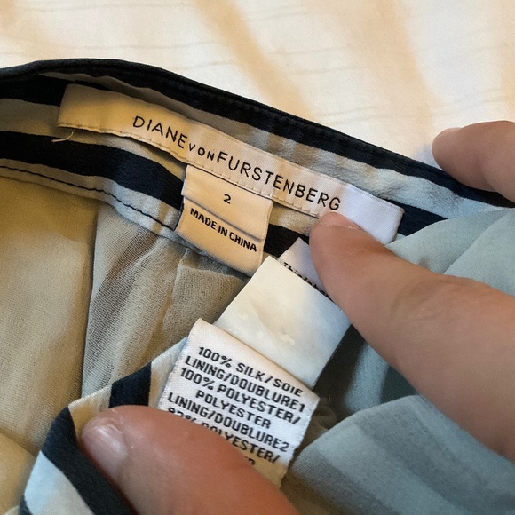Diane Von Furstenberg DVF 100% silk chiffon shorts navy blue and white stripe - Picture 2 of 7